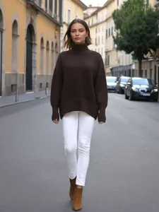 Pull ample marron a col roule style urbain de rue, mode d'automne confortable.