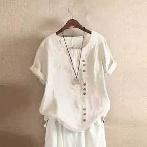 Gedetailleerd overzicht van een dames linnen blouse met korte mouwen en knopen er op.