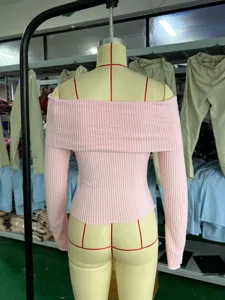 Maglione in maglia a costine rosa con spalle scoperte, top casual a maniche lunghe.