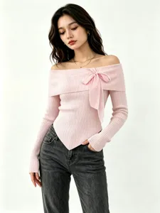 Maglione a coste con spalle scoperte e fiocco in chiffon, top dettagliato aderente.