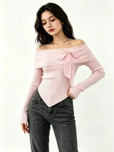 Maglione a costine rosa con spalle scoperte e fiocco in chiffon chic per un look elegante.