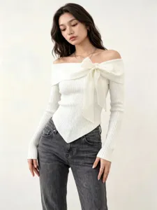 Top in maglia a costine aderente con spalle scoperte e fiocco in organza elegante.