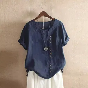 Gedetailleerd overzicht van de donkerblauwe linnen blouse met korte mouwen en knopen.