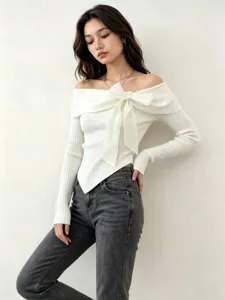 Dettaglio di un elegante top in maglia a costole spalle scoperte con fiocco in chiffon.