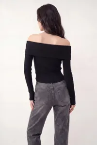 Top in maglia a costine aderente con spalle scoperte stile francese, vista posteriore.
