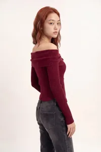 Vista dettagliata del top in maglia a costole con spalle scoperte, morbido tessuto bordeaux.