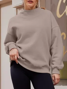 Detailansicht des taupefarbenen Damen Sweatshirts mit Stehkragen und langen Ärmeln.
