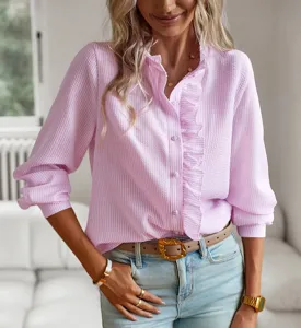 Nahaufnahme des rosa gestreiften Rüschen-Langarmhemdes mit schicker Knopfleiste vorne.
