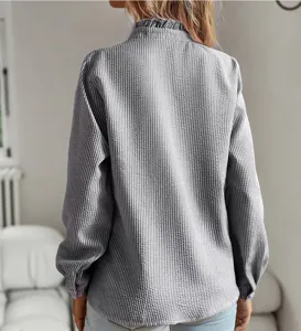 Rückansicht Detail der Damen Herbst Langarm Rüschenkragen Bluse mit grauen Streifen.