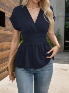 Dunkelblaue V-Ausschnitt Taillenkurzarm Peplum Top, stilvolles Plissee-Design Detailansicht.