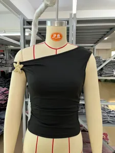 Top corto nero monospalla con dettaglio stella marina dorata, elegante e alla moda.