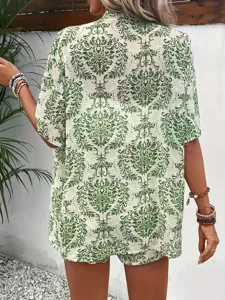 Grünes Blumen-Sommerset für Damen mit Kurzarm-Oberteil und Shorts im Urlaubsstil.