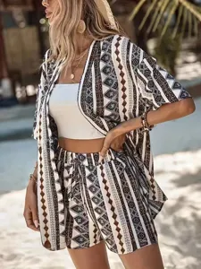 Detailaufnahme des stilvollen Urlaubs-Zweiteilers mit bedruckter Strickjacke und Shorts.