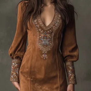 Robe mini marron à manches longues et col V avec broderie élégante et détails de perles.
