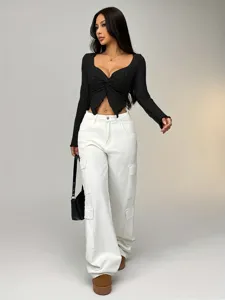 Schwarzes Strick-Crop-Top mit V-Ausschnitt und stylische weiße Cargohose im Trend.