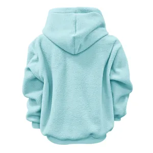 Hellblaue Plüsch Sherpa Hoodie Detailansicht zeigt weiche Fleece-Textur und gemütliche Kapuze.