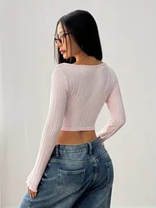 Damen rosa langarm strick crop top schmale passform casual stilvolles detailansicht kleidung.