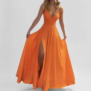 Robe longue orange vif avec un col en V profond, des bretelles fines et une fente haute élégante.