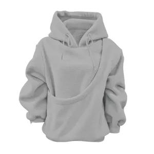Detailansicht des kuscheligen grauen Fleece-Kapuzenpullovers mit praktischer Fronttasche.