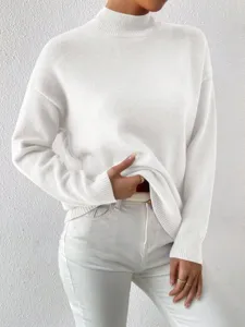 Vista dettagliata del maglione da donna bianco tinta unita con collo alto e maniche lunghe.