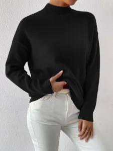 Primo piano dettagliato di maglione nero a collo alto, morbida tessitura e maniche lunghe.