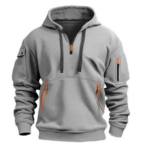 Dettaglio felpa con cappuccio grigia con mezza zip, dettagli arancioni e tasche manica.