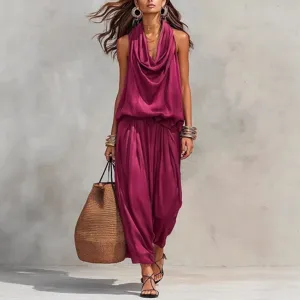 Ensemble élégant pour femme avec haut sans manches à col drapé et pantalon de loisir.