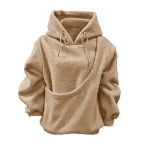 Detailansicht Damen Fleece Kapuzenpullover, kuschelige Haustiertasche in Khaki Farbe.