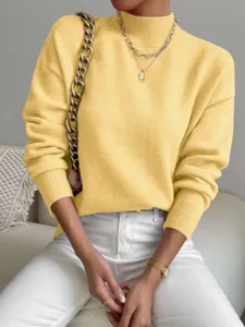 Vista dettagliata dell'elegante maglione in maglia giallo a collo alto da donna, comodo.
