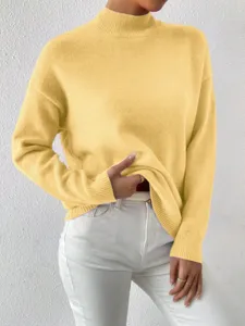 Primo piano dettagliato di un comodo maglione lavorato a maglia giallo a maniche lunghe.