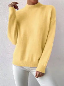 Dettaglio maglione collo alto donna autunno inverno tinta unita morbido top in maglia.