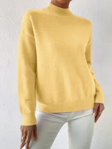 Primo piano del morbido maglione giallo a collo alto e maniche lavorato a maglia.