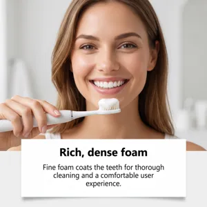 Detailaufnahme des dichten Schaums für effektive Tiefenreinigung und sanfte Zahnpflege.