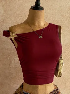 Elegante crop top bordeaux con spalle scoperte da donna, dal design asimmetrico chic.