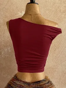 Top corto monospalla da donna in bordeaux, maglietta estiva smanicata slim ed elegante.