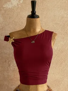 Splendido crop top bordeaux monospalla con dettaglio di stella marina dorata per l'estate.