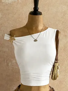 Top corto bianco asimmetrico elegante da donna, maglietta estiva aderente di tendenza con spilla.