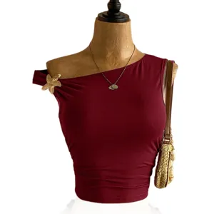 Top corto asimmetrico da donna, elegante canotta estiva tinta unita dalla vestibilità slim.