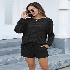 Μαύρο ριμπ τοπ με μακριά μανίκια και σορτς σετ για γυναίκες, καθαρή λεπτομερής προβολή.