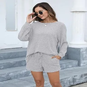 Γκρι σετ δύο τεμαχίων από πλεκτό ριπ ύφασμα με μακρυμάνικη μπλούζα και σορτς για γυναίκες