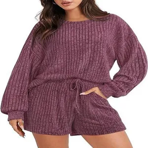 Άνετο σετ loungewear δύο τεμαχίων με μακρυμάνικο τοπ και σορτς με ριμπ χνουδωτή υφή γυναικείο.