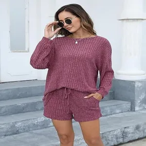 Λεπτομερής προβολή του γυναικείου σετ loungewear με μακρυμάνικο ριμπ τοπ και σορτς.