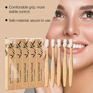 Détail de brosse à dents en bambou écologique avec poils blancs doux et emballage biodégradable.