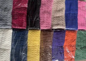 Kleurrijke geribbelde gebreide stofstalen of kledingstukken in diverse heldere kleuren.