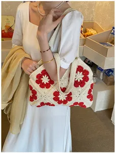 Handgefertigte Häkel-Einkaufstasche mit auffälligen roten Blumenmustern für einen lässigen Look