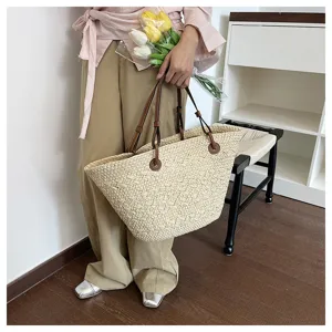 Große geflochtene Strohtasche für den Sommer am Strand und täglichen Arbeitsweg