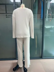 Λεπτομέρεια πλάτης σετ ριμπ πλεκτού loungewear με μακριά μανίκια και παντελόνι.