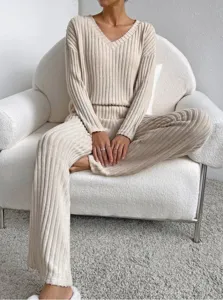 Άνετο μπεζ πλεκτό σετ loungewear με τοπ V-neck και ασορτί παντελόνι για χαλάρωση.