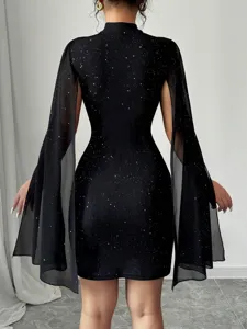 Vista detallada del vestido negro brillante con cuello alto y mangas de capa transparentes.
