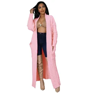 Lange roze kabelgebreide vest trui met zakken, casual herfst winter buitenkleding detail.